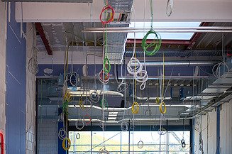 Foto von herunterhängenden Elektrokabeln aus der Decke