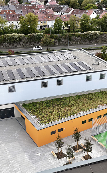 Drohnenaufnahme Sporthalle mit Sportplatz