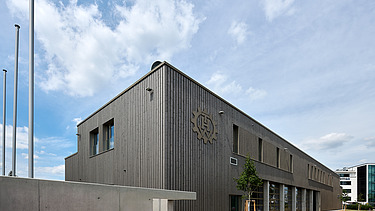 Foto auf Gebäudeecke mit markanter Fassade