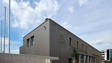 Foto auf Gebäudeecke mit markanter Fassade