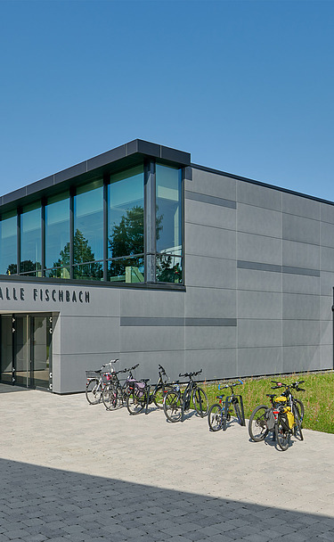 Foto auf Gebäudeecke mit Eingang und Fahrradstellplätzen