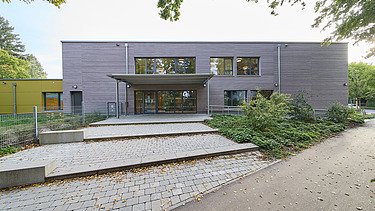 Außenaufnahme Eingang Gebäude
