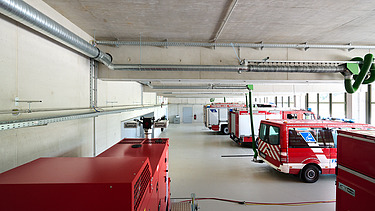 Innenaufnahme Fahrzeughalle mit Feuerwehrautos