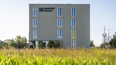 Foto Gebäude mit Wiese 