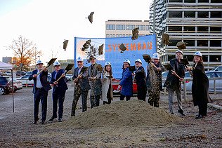 Foto von Menschen, die mit einem Spaten Erde in Luft werfen