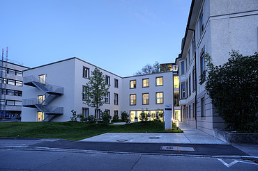 Foto des Eingangsbereich bei Dämmerung