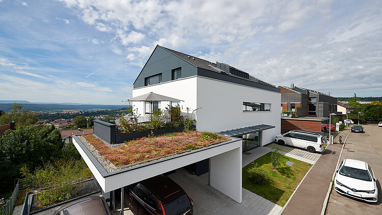 Foto von einem Gebäude mit großer zurückgesetzter Glasfront