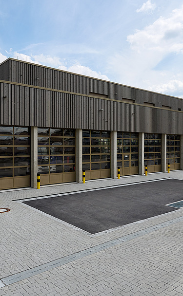 Foto Fahrzeughalle mit gepflastertem Hof