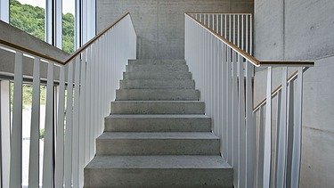 Foto vom Treppenhaus in Sichtbeton