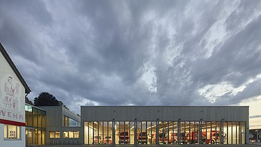 Foto der beleuchteten Fahrzeughalle