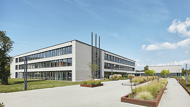 Foto Gebäudeecke mit Vorplatz