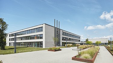 Foto Gebäudeecke mit Vorplatz