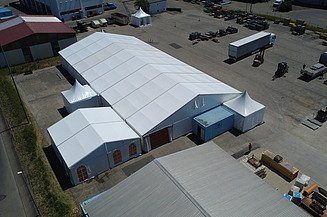 aufgebautes Festzelt