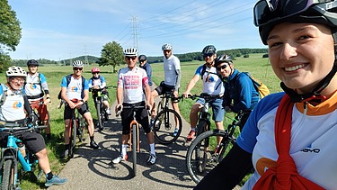 Selfie von Menschen auf ihren Fahrrädern und Trikots