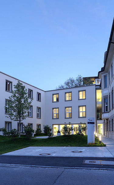 Foto des Eingangsbereich bei Dämmerung