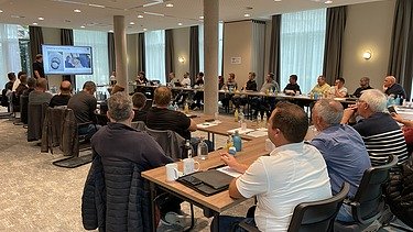 Foto im Tagungsraum mit Teilnehmern