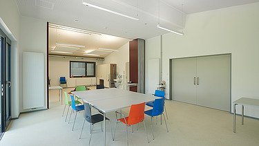 Foto Innenbereich Tisch mit bunten Stühlen 