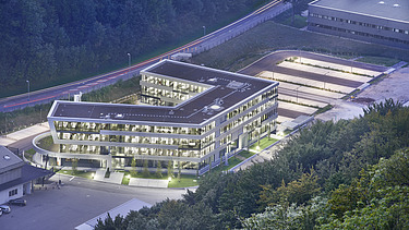 Foto Luftaufnahme, bei der U-förmige Gebäudeform erkennbar ist