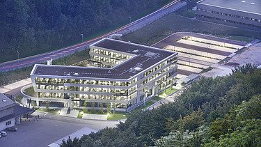 Foto Luftaufnahme, bei der U-förmige Gebäudeform erkennbar ist