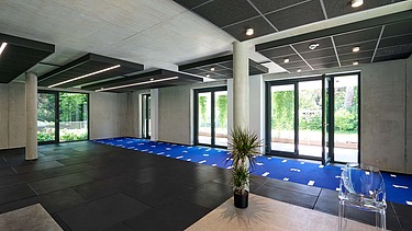 Innenaufnahme Eingangsbereich mit blauem Teppich
