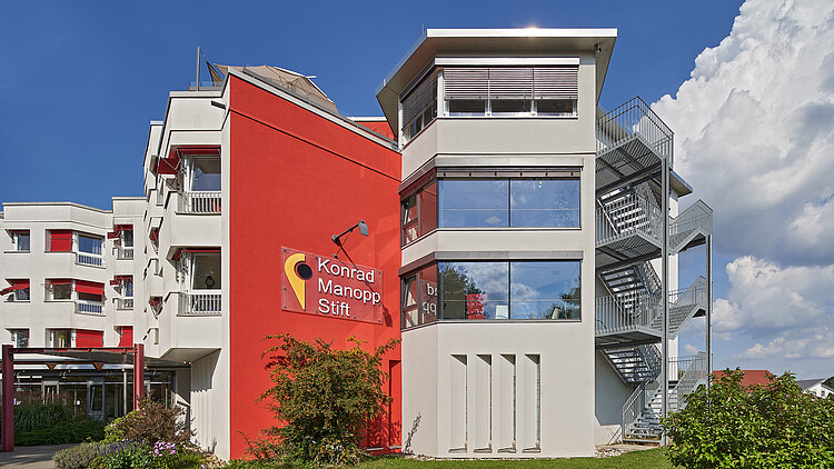 Foto von einem Altenheim mit roter Fassade