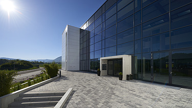 Foto Eingangsbereich mit Pflasterbelag und Glasfassade