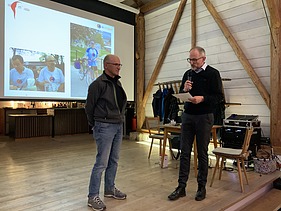 Foto 2 Männer auf einer Bühne