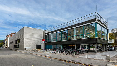 Foto Gebäudeecke mit Straße und Fahrradparkplatz