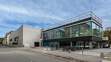 Foto Gebäudeecke mit Straße und Fahrradparkplatz