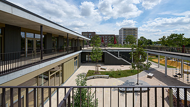 Foto mit Blick auf den Innenhof der KiTa