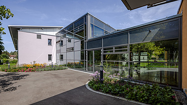 Foto von Verbindungsgang aus Glas von Außen