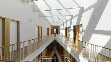 Foto auf Gebäudeecke mit markanter Fassade