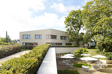 Foto Gebäude mit Blick auf Terrasse mit Stitzgelegenheiten