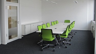 Foto Besprechungszimmer mit hellgrünen Stühlen
