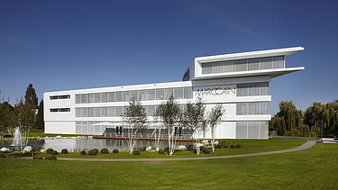 Totalaufnahme Gebäude mit Parkanlage im Vordergrund