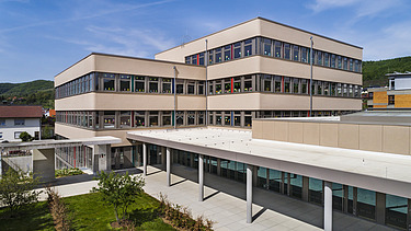 Foto auf Verbindungsgang mit Stützen