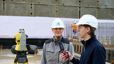 Junge Frau wird von einem Mann interviewt