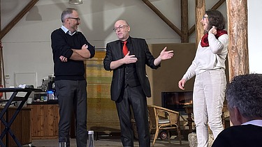 Foto von 2 Männern und 1 Frau auf der Bühne