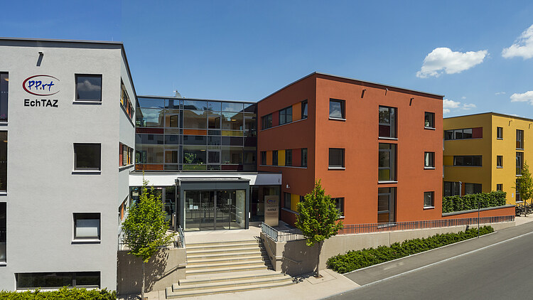 Foto des Eingangsbereichs von der Straße her kommend