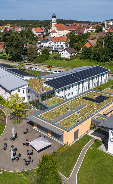 Drohnenbild eines Altenheim mit mehreren Gebäuden und Freifläche