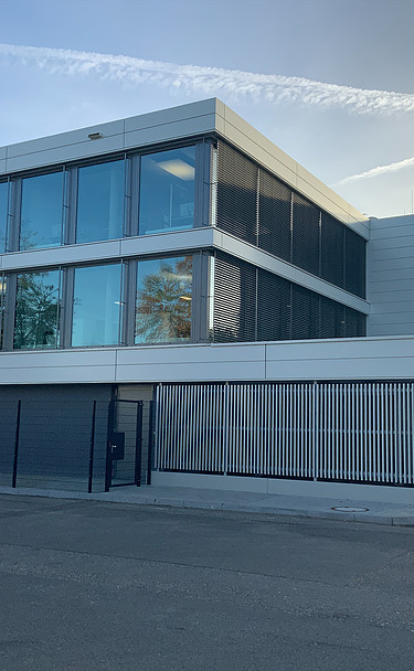 Foto des Eingangsbereichs von der Straße her kommend