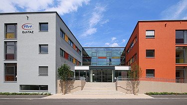 Foto des Eingangebereich mit Treppe