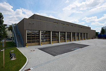 Foto Fahrzeughalle mit gepflastertem Hof