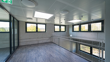 Foto Innenaufnahme des Gang mit Sichtbeton