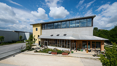 Foto mit Blick auf Eingang mit überragendem Bereich