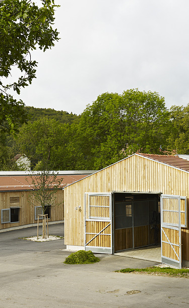 Foto mit 2 Ställen aus Holz und geöffneten Türen