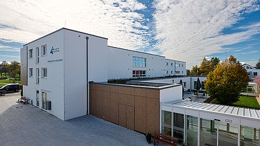 Foto von Außenansicht mit Verbindungsgang aus Glas