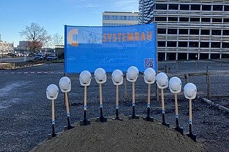 Foto von Spaten, die in einem Erdhügel stecken