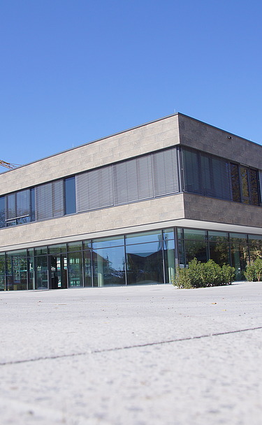 Foto vom Boden aus aufgenommen mit Blick auf Gebäude