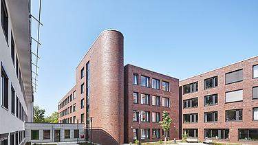 Foto Gebäude mit Klinkerfassade und Verbindungsgang